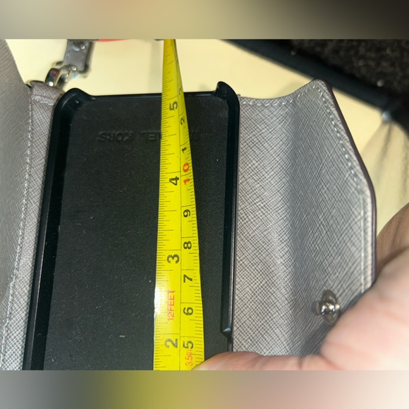 Michael kors iPhone case for small iPhone SE? - Picture 2 of 5